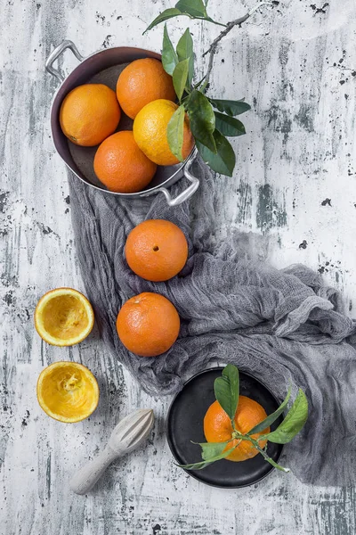 Naranjas sobre fondo claro — Foto de Stock