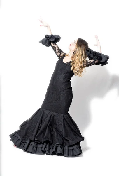 Retrato de una joven bailarina de flamenco en precioso vestido — Foto de Stock