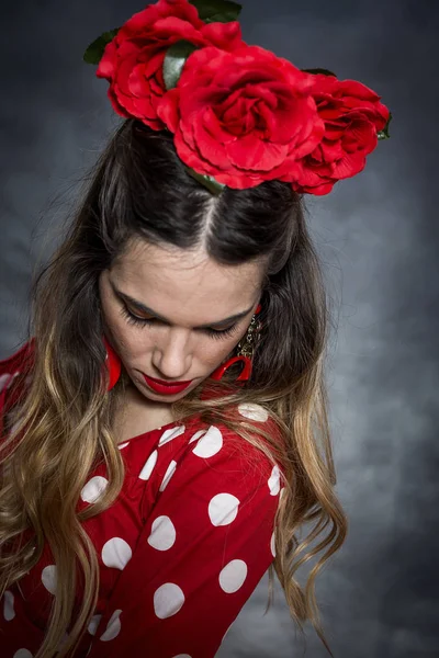 Retrato de una joven bailarina de flamenco en precioso vestido —  Fotos de Stock