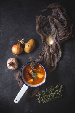 Domuz eti güveç sebze ile