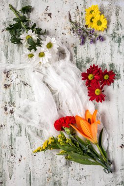 Çiçek desenli birkaç renkli çiçekli