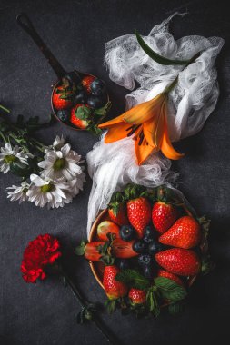 Çilek ve yaban mersini ve çiçek karışımı