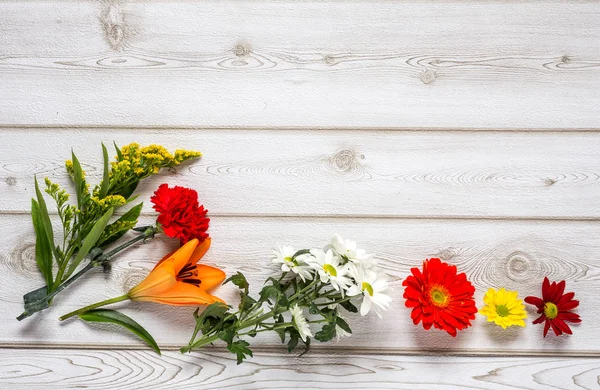 Modello floreale con diversi fiori colorati — Foto Stock