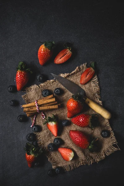 Mix of strawberries and blueberries — Stock Photo, Image