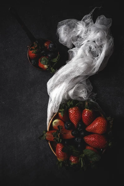 Mischung aus Erdbeeren und Blaubeeren — Stockfoto