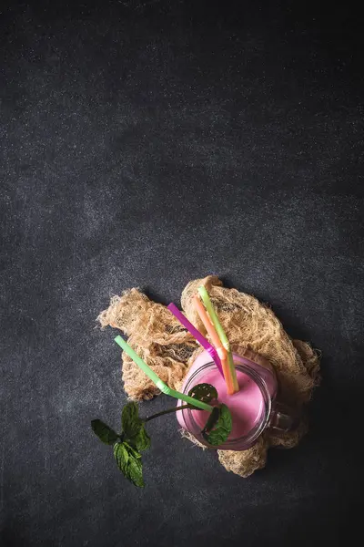 딸기와 블루베리의 혼합 스무디 — 스톡 사진