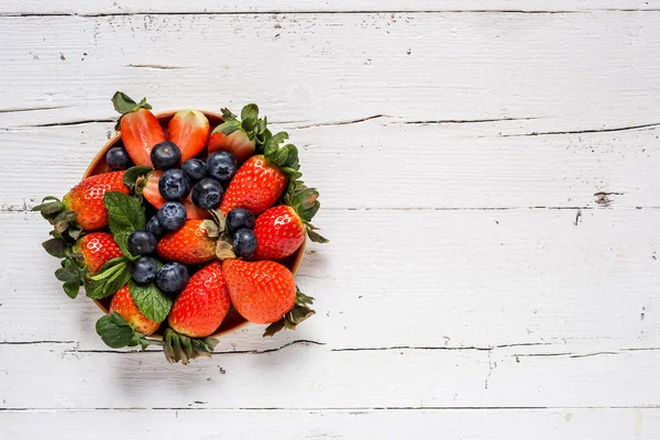 Mix of strawberries and blueberries — Stock Photo, Image