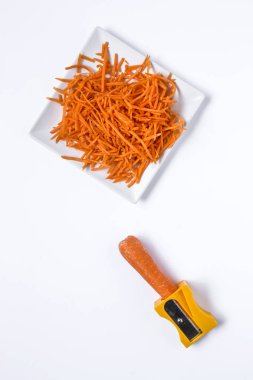 Beyaz arka planda taze havuç.