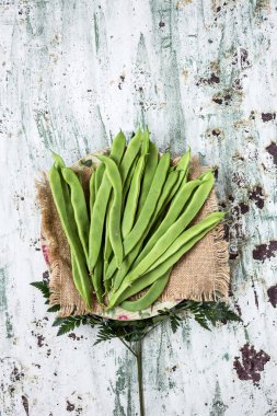 Beyaz Arkaplanda Taze Yeşil Fasulye