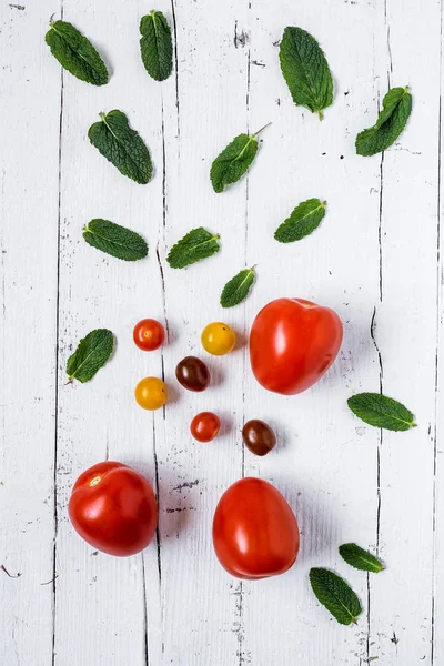 Свіжі помідори на білому тлі — стокове фото