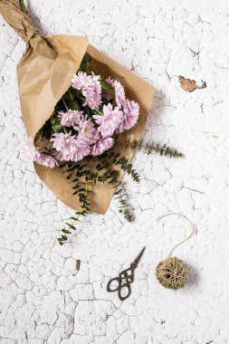 Çiçek desenli birkaç renkli çiçekli