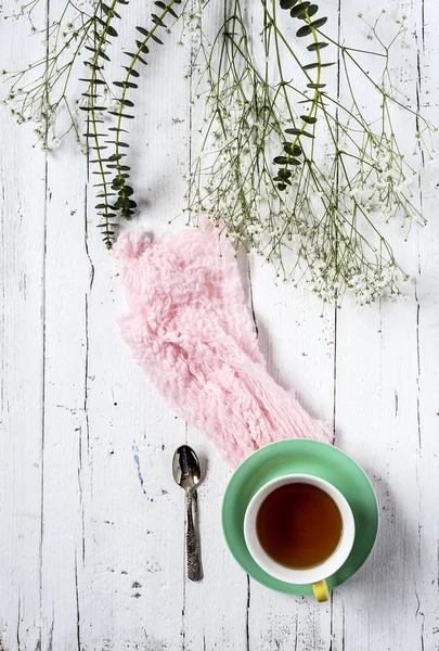 Tasse Tee mit floralem Hintergrund mit roten und weißen Tulpen und — Stockfoto