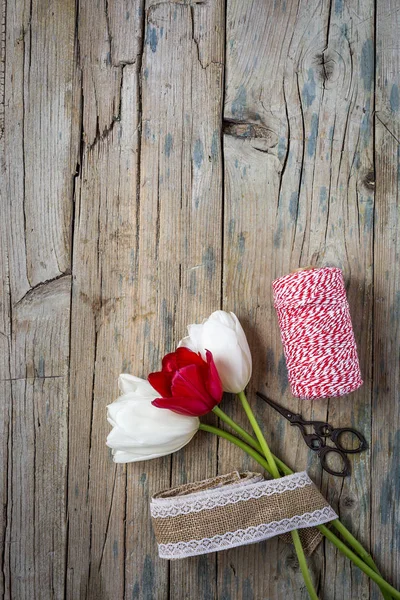 Floral background with red and white tulips — Stock Photo, Image
