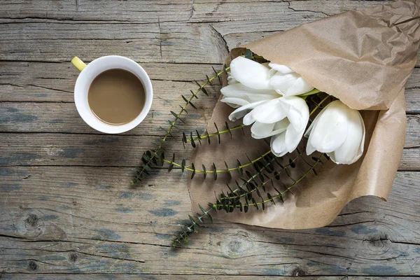 Fondo floral con tulipanes rojos y blancos y café — Foto de Stock