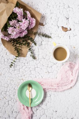 Çiçek desenli çeşitli renkli çiçekler ve kahve