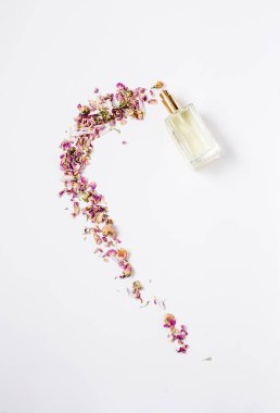 Çiçek desenli birkaç renkli çiçekli ve parfüm şişesi