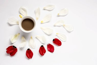 Çiçek desenli çeşitli renkli çiçekler ve kahve