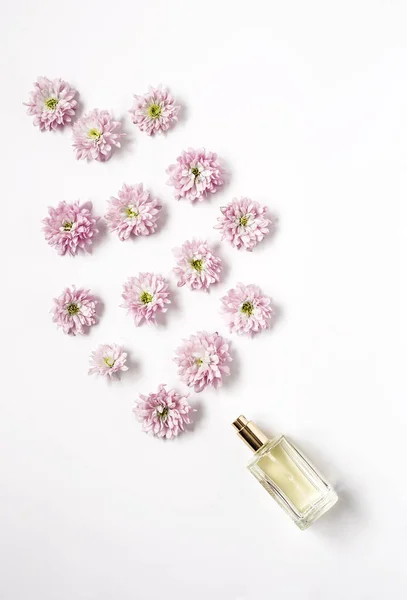 Flasche Duft kommt aus Blumen — Stockfoto