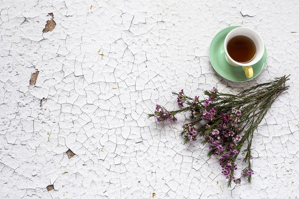 Чашка чая с цветочным фоном — стоковое фото