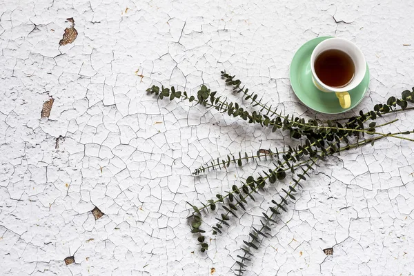 Чашка чаю з квітковим фоном — стокове фото