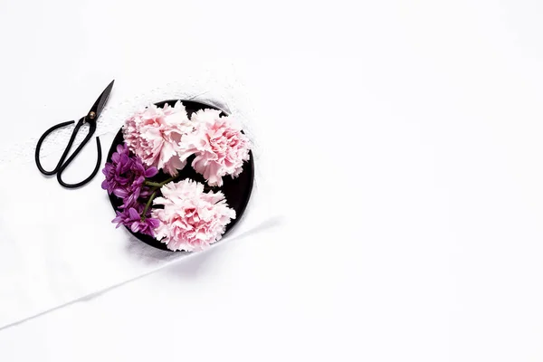 Flowers on white background. Flat lay, top view — Stock Photo, Image