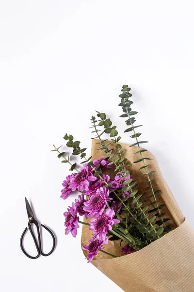 Blumen auf weißem Hintergrund. flache Lage, Draufsicht — Stockfoto