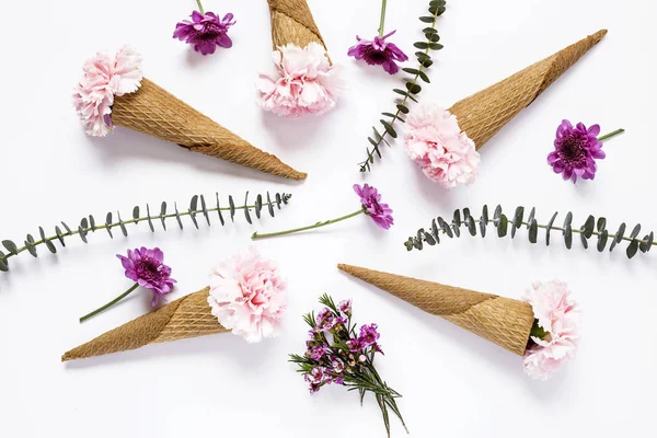 Blommor på vit bakgrund. Platt lekmanna, top view — Stockfoto