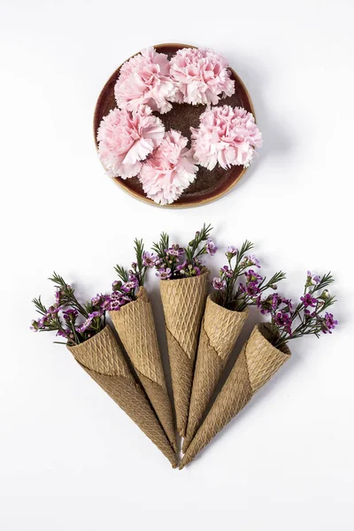 Blommor på vit bakgrund. Platt lekmanna, top view — Stockfoto