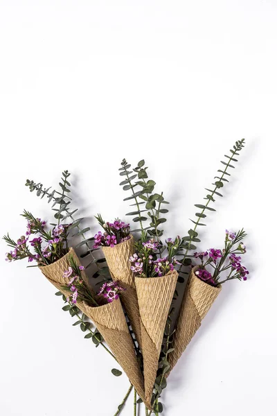 Blommor på vit bakgrund. Platt lekmanna, top view — Stockfoto