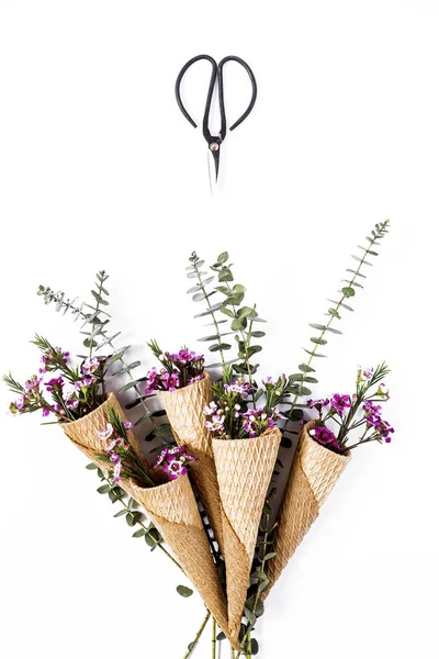 Blommor på vit bakgrund. Platt lekmanna, top view — Stockfoto