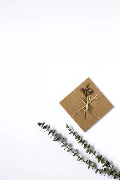 Caja de regalo con cadena —  Fotos de Stock