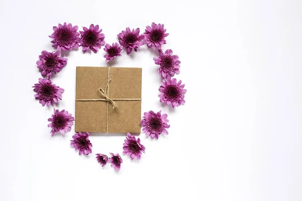 Καρδιά πλαίσιο μοτίβο στεφάνι με λουλούδια, ροζ μπουμπούκια ανθέων, — Φωτογραφία Αρχείου