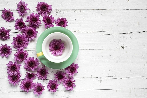 Taza de té con fondo floral —  Fotos de Stock