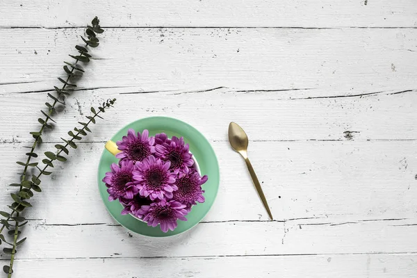 Taza de té con fondo floral — Foto de Stock