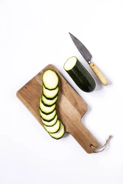 Zucchine fresche su fondo bianco — Foto Stock