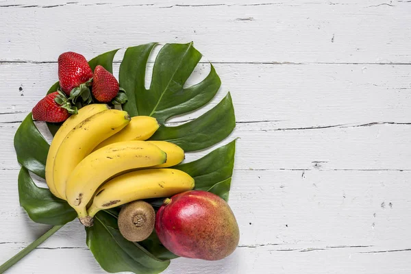 Blandning av färska frukter — Stockfoto