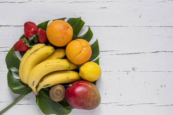 Blandning av färska frukter — Stockfoto