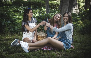 üç güzel genç kadın arkadaş
