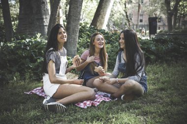 üç güzel genç kadın arkadaş