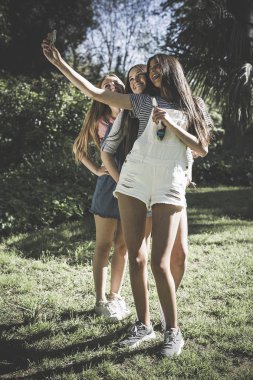 üç güzel genç kadın arkadaş