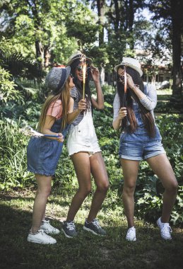 üç güzel genç kadın arkadaş
