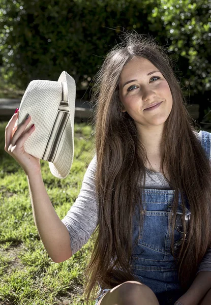 Retrato de hermosa chica al aire libre —  Fotos de Stock