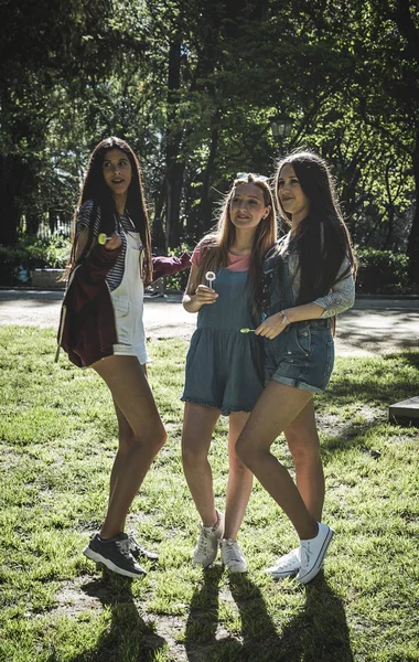 üç güzel genç kadın arkadaş