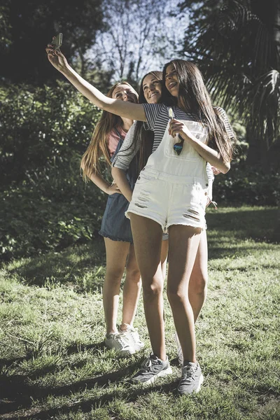 üç güzel genç kadın arkadaş