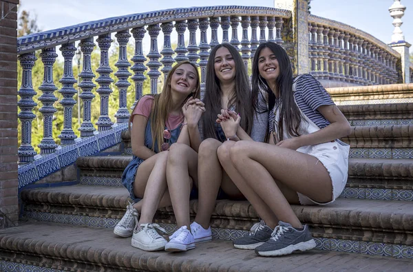 Három szép fiatal nők meg — Stock Fotó