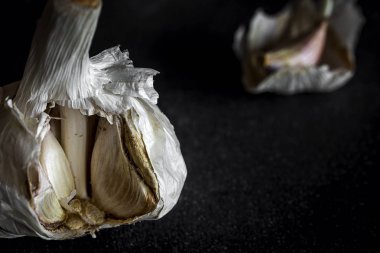 Eski siyah ahşap masa üstünde taze sarımsak