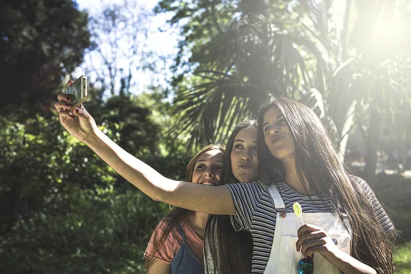 Drie mooie jonge vrouwen vrienden — Stockfoto