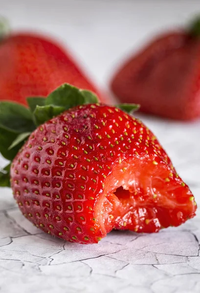 Verse aardbeien op oude witte houten tafel — Stockfoto