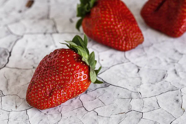 Frische Erdbeeren auf altem weißen Holztisch — Stockfoto