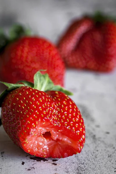 Färska jordgubbar på gamla svarta träbord — Stockfoto